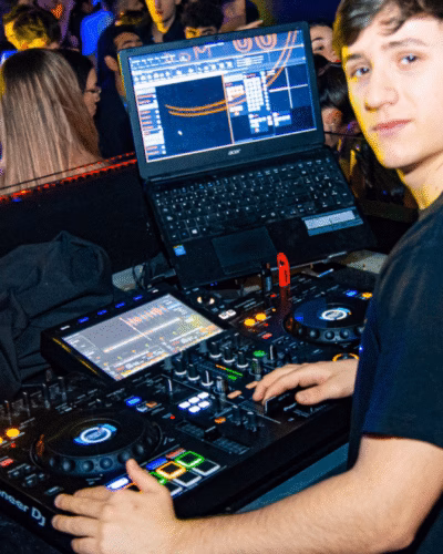 DJ para Eventos Corporativos en Madrid: Diferencias con un DJ de Club y Qué Pedir