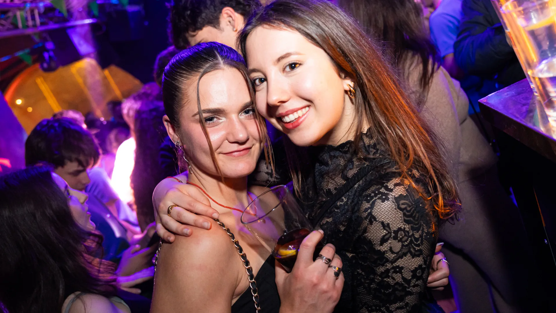 Por qué todas las discotecas huelen igual