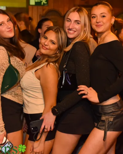 Fotógrafo fijo en tu sala: cómo funciona la cobertura semanal de una discoteca